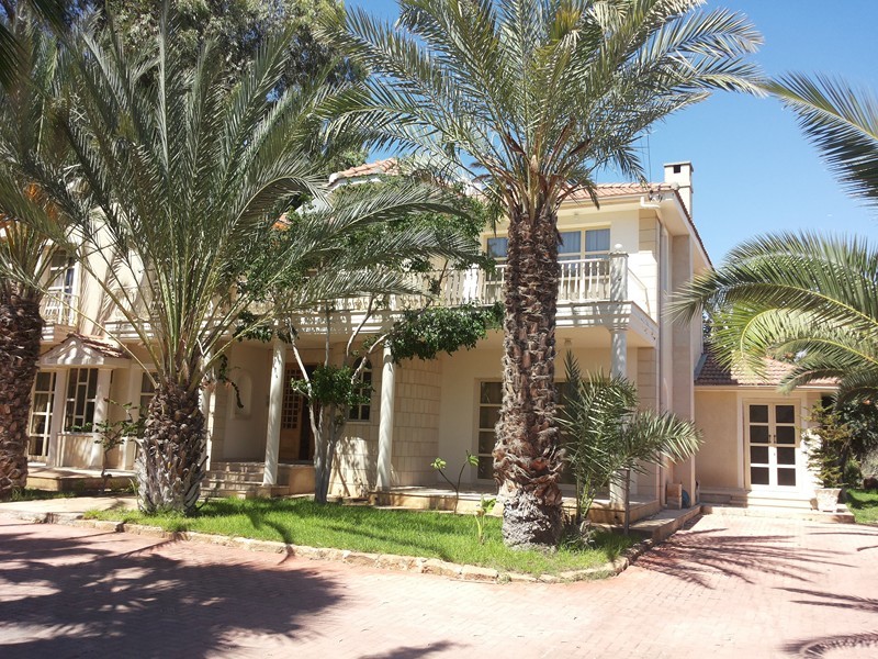 4BD VILLA AT POLEMIDIA