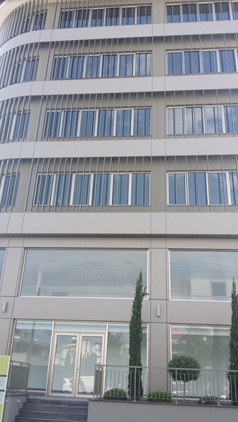 BUILDING OR OFFICES ON A COMMERCIAL ROAD