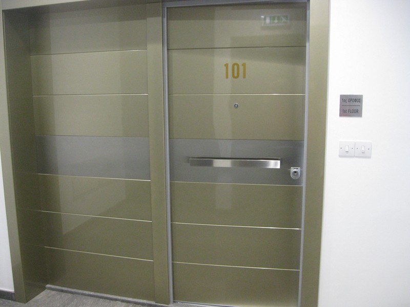 BUILDING OR OFFICES ON A COMMERCIAL ROAD