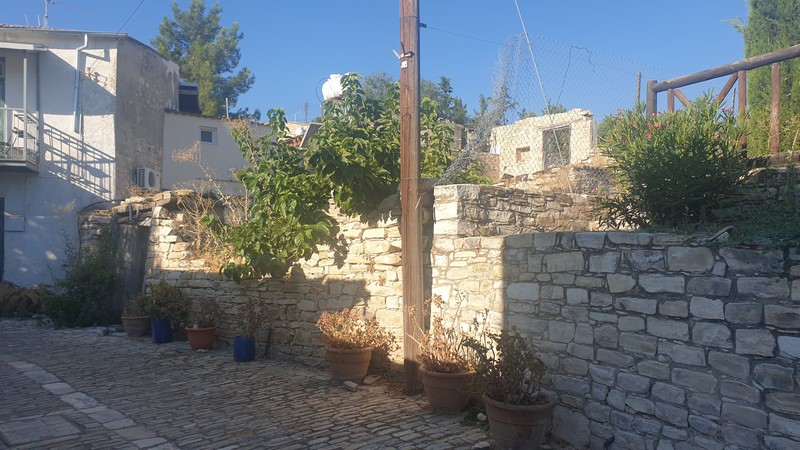 old building in Vavla