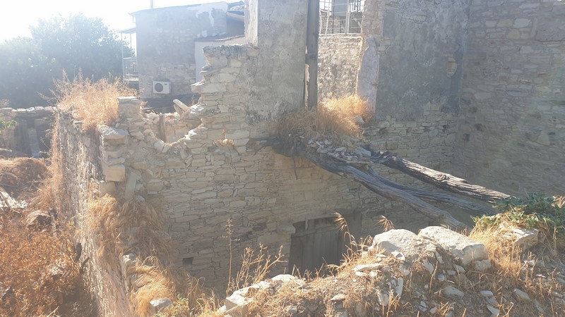 old building in Vavla